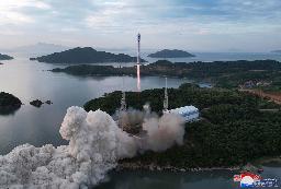 　北朝鮮・東倉里の西海衛星発射場で行われた軍事偵察衛星打ち上げの様子＝５月３１日（朝鮮通信＝共同）