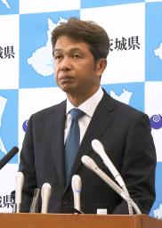 　記者会見する茨城県の大井川和彦知事＝２４日午前、水戸市