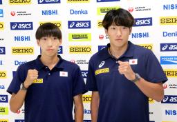 　陸上の世界選手権から帰国し、ポーズをとる男子１１０メートル障害の泉谷駿介（右）と男子３０００メートル障害の三浦龍司＝２４日、成田空港