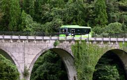 　専用道で運転訓練するＪＲ日田彦山線のＢＲＴ車両＝２２日午後、福岡県東峰村