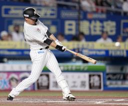 　７回ロッテ２死二塁、石川慎が右前に勝ち越し打を放つ＝ＺＯＺＯマリン