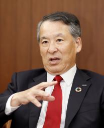 　インタビューに答えるいすゞ自動車の南真介社長