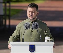 　独立記念日の式典であいさつするウクライナのゼレンスキー大統領＝２４日、キーウ（共同）
