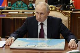 　２４日、ロシア・モスクワで会談するプーチン大統領（ＡＰ＝共同）