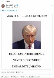 　２４日、投稿されたトランプ前米大統領の「マグショット」（＠ｒｅａｌＤｏｎａｌｄＴｒｕｍｐのＸ（旧ツイッター）より、ロイター＝共同）