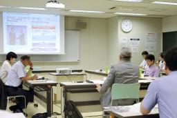 　北海道が開催した第１回有識者懇話会＝２５日午前、札幌市