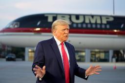 　２４日、米ジョージア州のアトランタ国際空港からの出発を前に、記者団に話すトランプ前大統領（ＡＰ＝共同）