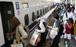 　お盆のＵターンラッシュで混雑するＪＲ新大阪駅の新幹線ホーム＝１３日