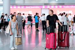 　北京首都国際空港の国際線到着ロビー＝１７日（共同）