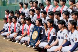 　優勝盾と一緒に写真に納まる慶応ナイン＝２５日、横浜市港北区