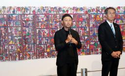 　予定より２日遅れで開幕した、佐賀県が主催する障害者のアート展示会＝２４日、佐賀市の県立博物館