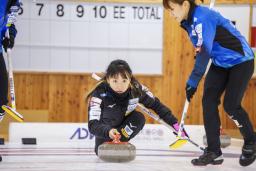 　今季初戦でショットを放つロコ・ソラーレの藤沢五月＝北海道北見市（北海道カーリング協会提供）
