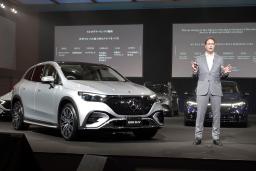 　メルセデス・ベンツグループのオラ・ケレニウス会長と「ＥＱＥ　ＳＵＶ」＝２５日午前、東京都港区