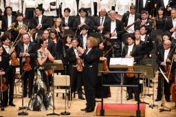 　音楽祭「セイジ・オザワ松本フェスティバル」でサイトウ・キネン・オーケストラを指揮したステファン・ドゥネーブさん（下中央）＝２５日、長野県松本市
