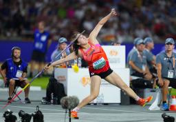 　陸上の世界選手権女子やり投げ決勝で６６メートル７３をマークし金メダルを獲得した北口榛花。五輪を含め、マラソン以外の種目で日本女子選手が優勝するのは史上初＝２５日、ブダペスト（共同）