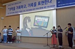 　関東大震災後の朝鮮人虐殺を題材にした朗読劇を披露する埼玉県の高校生ら＝２５日、韓国・天安（共同）