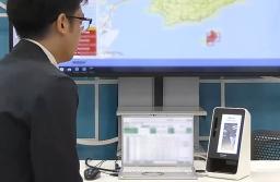 　避難所の受付で使う顔認証付きカードリーダー（画像の一部を加工しています）