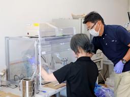 　福島県沖で取れた魚の身に含まれるトリチウムの濃度を調べる担当者＝２６日午前、宮城県多賀城市