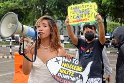 　マニラの日本大使館前で、東京電力福島第１原発の処理水海洋放出に抗議する漁業者団体関係者らのデモ参加者＝２６日（共同）