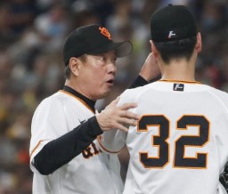 　７回、鈴木康（３２）に降板を告げた巨人・原監督＝東京ドーム