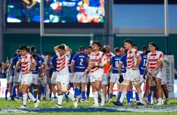 　イタリアに敗れ、肩を落とす（左から）松田、坂手、稲垣ら日本代表＝トレビーゾ（共同）