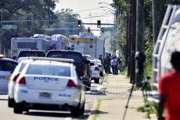 　米南部フロリダ州ジャクソンビルの銃撃現場近くに集まる人々＝２６日（Ｂｏｂ　Ｓｅｌｆ／ＵＳＡ　Ｔｏｄａｙ　Ｎｅｔｗｏｒｋ提供、ロイター＝共同）