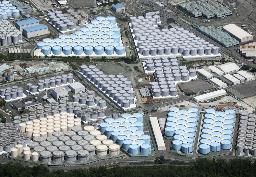 　東京電力福島第１原発の敷地内に並ぶ処理水の保管タンク＝２２日