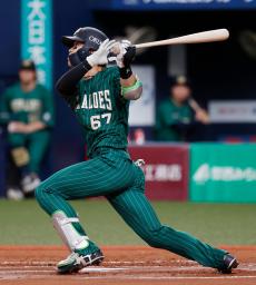 　１回オリックス１死一塁、中川圭が左中間に適時二塁打を放つ＝京セラドーム