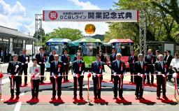 　ＪＲ日田彦山線の添田―夜明・日田間のＢＲＴでの復旧開業を前に、記念式典でテープカットする関係者＝２７日午前、福岡県東峰村の宝珠山駅
