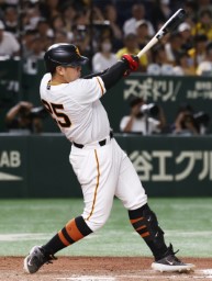 　８回巨人２死一、二塁、岡本和が左前に勝ち越し打を放つ＝東京ドーム