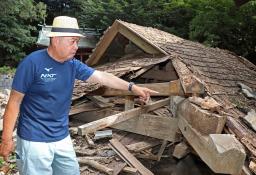 　土石流の被害を受けた今坂神社で、被災前を振り返る筒井高宏さん＝７日、佐賀県唐津市