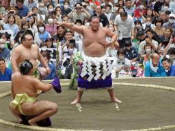 　夏巡業最終日に横綱土俵入りを務める照ノ富士＝富山県氷見市