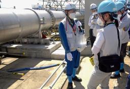 　東京電力福島第１原発で報道陣に公開された、処理水を希釈するための海水を移送する配管＝２７日午前