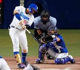 　１２回中日２死一、二塁、宇佐見が左前にサヨナラ打を放つ。捕手伊藤＝バンテリンドーム