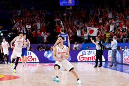 　日本―フィンランド　第４クオーター、３点シュートを決め雄たけびを上げる河村＝沖縄アリーナ