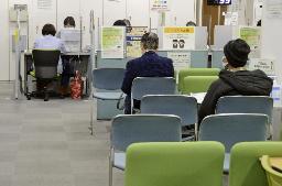 　就職相談の順番を待つ人＝２０２０年、東京都港区のハローワーク品川