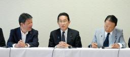 　自民党役員会に臨む岸田首相（中央）ら＝２９日午前、東京・永田町の党本部