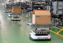 　ＮＥＣプラットフォームズが静岡県掛川市で稼働させた新工場で、製品や部品を運ぶために走行するロボット＝２９日午後