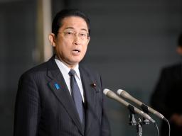 　ウクライナのゼレンスキー大統領との電話会談を終え、記者団の取材に応じる岸田首相＝２９日午後、首相官邸