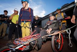 　富士山の７合目に到着した９０歳の冒険家三浦雄一郎さん＝２９日午後