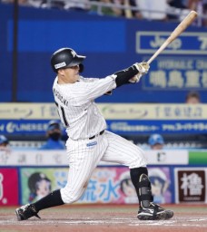 　８回ロッテ１死三塁、山口が左中間に２ランを放つ＝ＺＯＺＯマリン