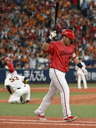 　８回、３ランを放ち一塁に向かう広島の代打末包。奥は膝をつく巨人・高梨＝京セラドーム