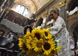 　２９日、ウクライナ・リビウの教会で、ロシアの侵攻による犠牲者を追悼する人たち（アナトリア通信提供・ゲッティ＝共同）