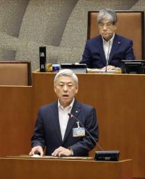 　大津市議会本会議で市長選出馬を表明した佐藤健司市長（手前）＝３０日午前