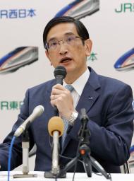 　北陸新幹線の運行計画について記者会見するＪＲ西日本の長谷川一明社長＝３０日午後、福井市