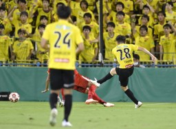 　柏―名古屋　後半、先制ゴールを決める柏・戸嶋（右）＝三協Ｆ柏