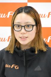 　練習後、取材に応じる競泳女子の石原愛依＝２６日、神奈川県大和市