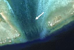 　南シナ海のスカボロー礁近くに設置された障害物（矢印）を写した衛星画像＝２２日（Ｍａｘａｒ　Ｔｅｃｈｎｏｌｏｇｉｅｓ提供、ロイター＝共同）