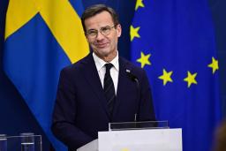　２６日、ストックホルムで記者会見を開くスウェーデンのクリステション首相（ＡＰ＝共同）