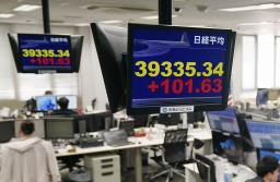 　上げ幅が一時１００円を超え、３万９３００円台を付けた日経平均株価を示すモニター＝２７日午前、東京都港区の外為どっとコム